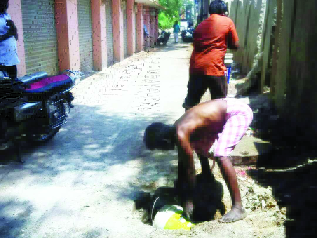 ದಾವಣಗೆರೆ: ಶೌಚಗುಂಡಿ ಸ್ವಚ್ಛಗೊಳಿಸಿದ ಕಾರ್ಮಿಕರು